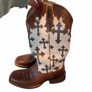 Ariat size 8 women’s western cowgirl boots square toe crosses